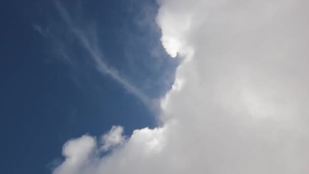 Σύννεφα Κινούνται Στον Γαλάζιο Ουρανό — Αρχείο Βίντεο