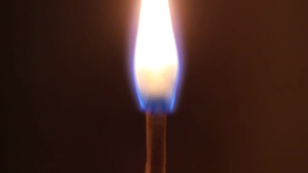 Un match brûlant sur un fond sombre 