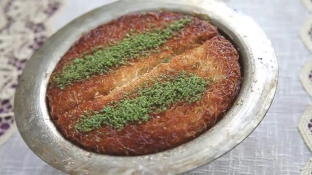 Traditional Turkish Dessert Pistachios Knefe — Stock Video