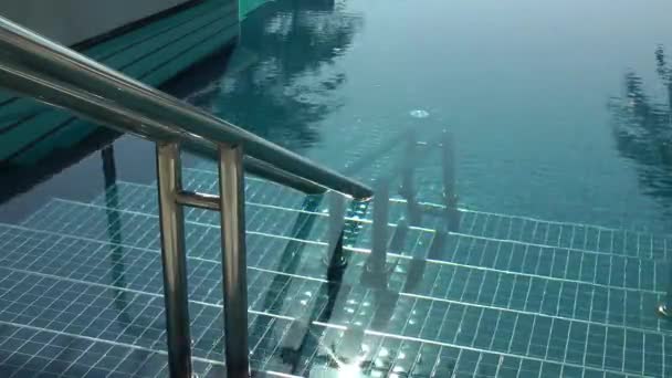 Yüzme Havuzunda Merdiven — Stok video