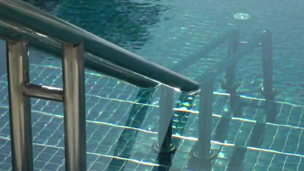 在游泳池的梯子 — 图库视频影像
