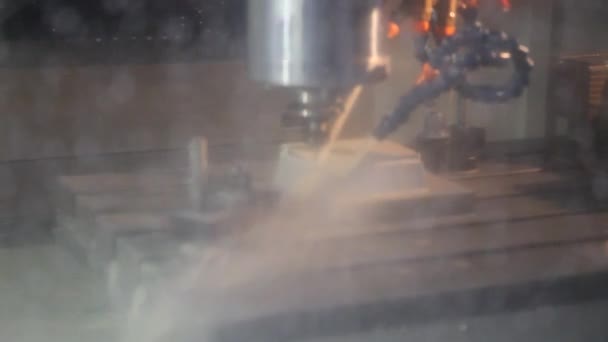 Endüstriyel Makine Imalatında Çalışan Bir Cnc Değirmen Makinesi — Stok video