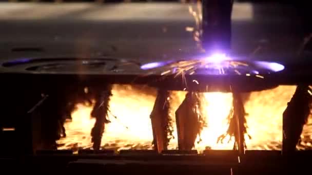 Kıvılcımlı Lazer Kesici Metal Levha — Stok video