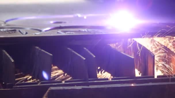 Kıvılcımlı Lazer Kesici Metal Levha — Stok video