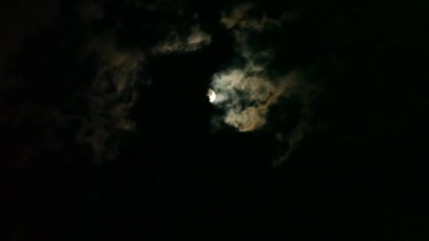 pleine lune dans un ciel nuageux - Timelapse Moon 