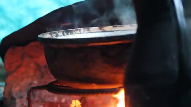 柴火和沸腾的锅子 — 图库视频影像