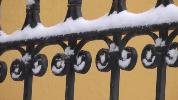 Hierro Forjado Fondo Nevadas — Vídeos de Stock