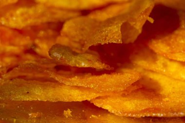 Taze ve baharatlı patates cipsi.
