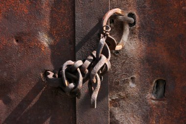 Eski ve paslı metal kapı