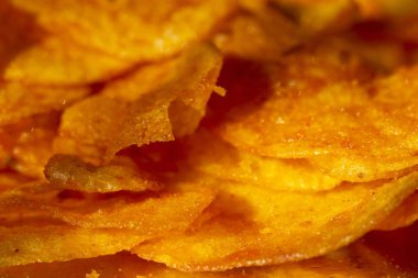 Taze ve baharatlı patates cipsi.