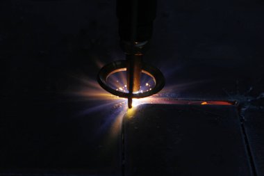 CNC lazer kesimi metal, modern endüstriyel teknoloji.