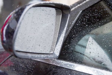 Araba tarafındaki pencereye su damlıyor.