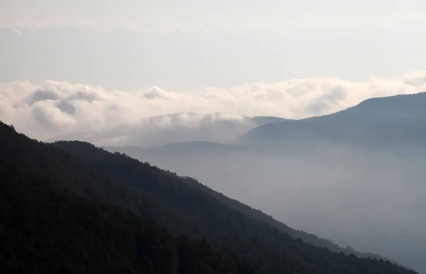 Flowing Clouds Closeup Mountains — Stock fotografie