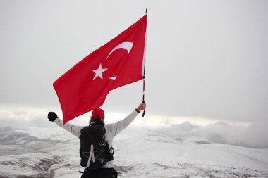 Zirvedeki Mutlu Tırmanışçılar. Türk Bayrağı Elde
