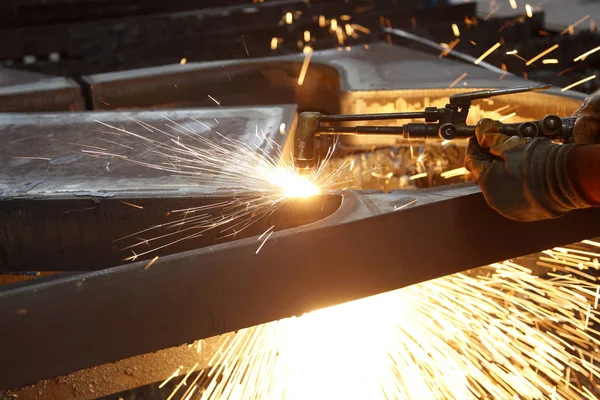 Industrial Worker Welding Steel Factory — Stockfoto