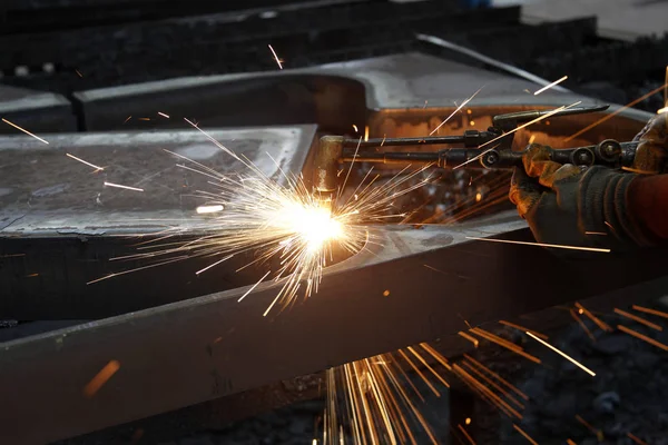 Industrial Worker Welding Steel Factory — Stockfoto