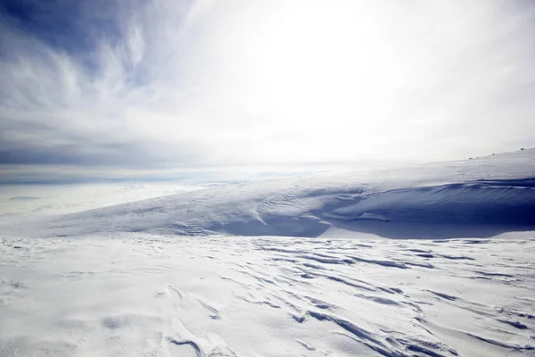 Заснеженные Горы Красивый Зимний Пейзаж — стоковое фото