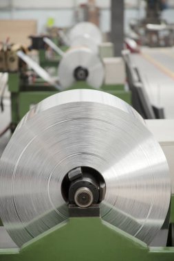 Fabrikada alüminyum metal rulo.