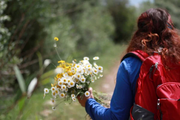 Chica Caminando Naturaleza Flores Mano Hermosa Naturaleza — Foto de Stock