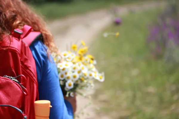 Girl Walking Nature Flowers Hand Beautiful Nature — Stock Photo, Image