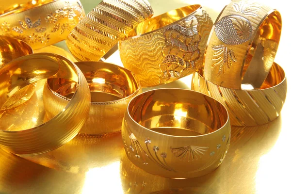 Pulseiras Ouro Elegantes Ouro Amarelo — Fotografia de Stock