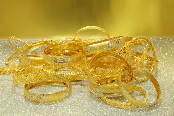 Elegantes Pulseras Oro Oro Amarillo — Foto de Stock