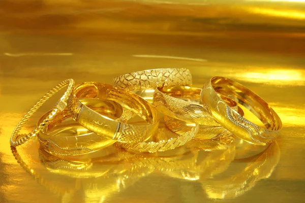 Pulseiras Ouro Elegantes Ouro Amarelo — Fotografia de Stock