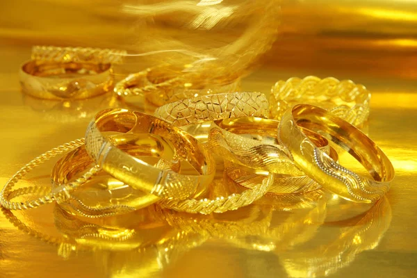 Elegantes Pulseras Oro Oro Amarillo —  Fotos de Stock