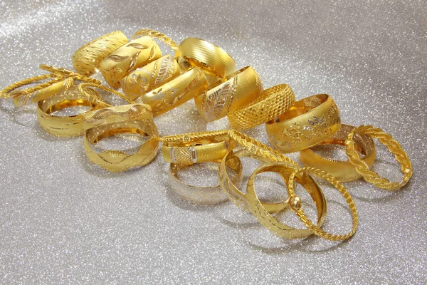 Elegante Goldarmbänder Gelbgold — Stockfoto