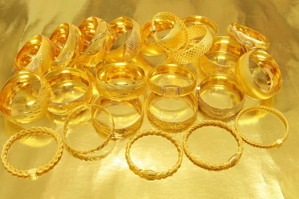 Elegante Gouden Armbanden Geelgoud — Stockfoto
