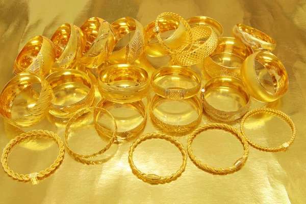 Elegante Goldarmbänder Gelbgold — Stockfoto