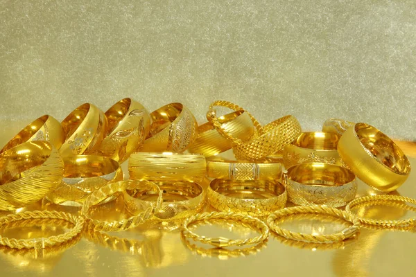 Zarif Altın Bilezikler Sarı Altın — Stok fotoğraf