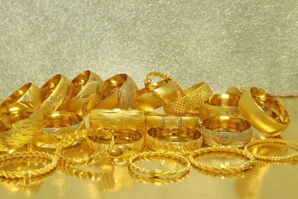 Zarif Altın Bilezikler Sarı Altın — Stok fotoğraf