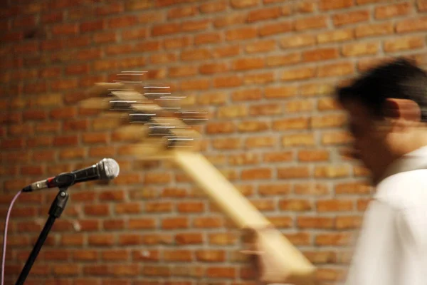 Suonare Chitarra Elettrica Sul Palco Immagine Sfocata — Foto Stock