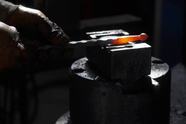 Demirci dükkanında işlenmiş metaller.