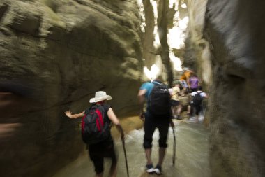 Kanyonda yürüyorum. Macera ve yürüyüş konsepti.