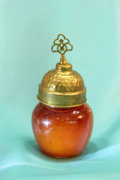瓶子里的有机藏红花蜂蜜 — 图库照片