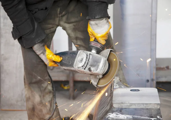重工业工人用角磨床切割钢材 电动磨床 — 图库照片
