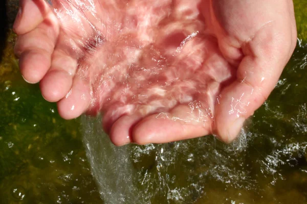 Acqua Sorgente Naturale Nelle Mani — Foto Stock