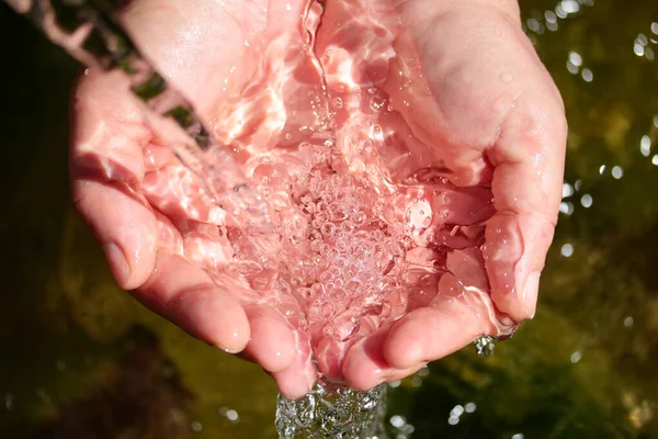 Acqua Sorgente Naturale Nelle Mani — Foto Stock