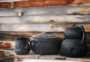 Siyah demlik ve çaydanlık kulübede.