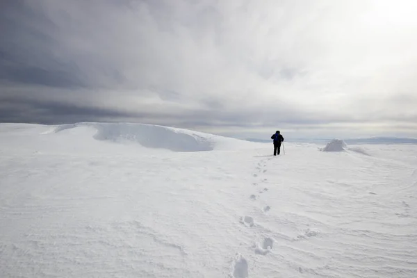 Escalador Hombre Caminando Nieve — Foto de Stock