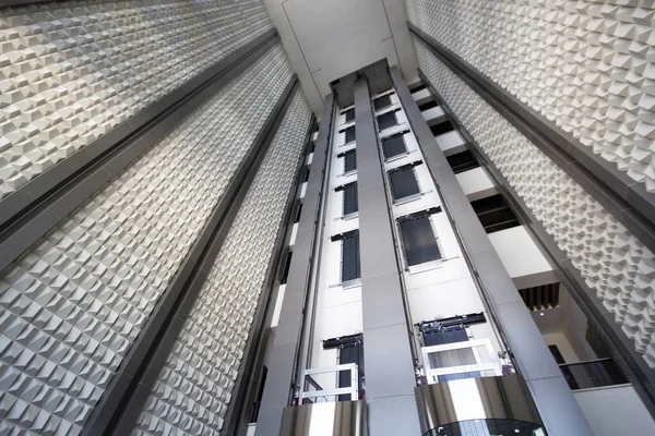 Einem Modernen Aufzugsschacht — Stockfoto