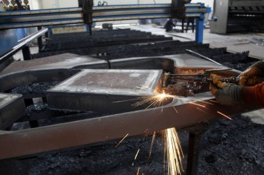 Kaynak kıvılcımları olan kaynakçı. Cnc Makinesi.