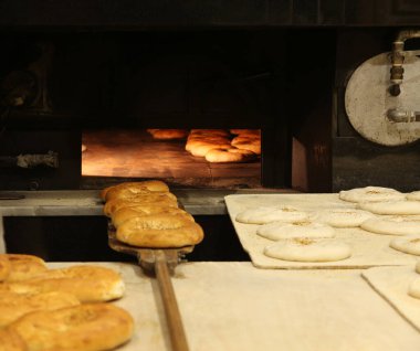 Tahta ateşte pişmiş ekmek.