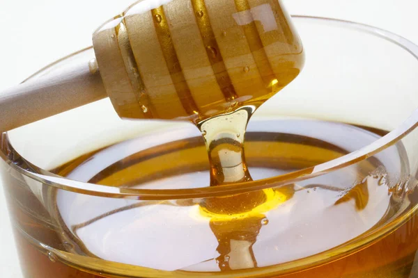 ガラスボウル蜂蜜の木の蜂蜜のディップ — ストック写真