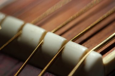 6 telli akustik gitar detayı
