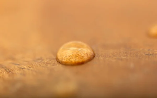 木头表面上的一滴水滴 — 图库照片