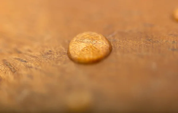 Одна Капля Воды Деревянной Поверхности Текстурированный Фон — стоковое фото
