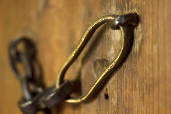 Staré Dřevěné Dveře Řetěz — Stock fotografie